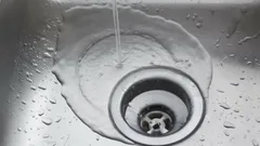 Spülen Sie das niemals in den Abfluss: Fehler, die zu Verstopfungen führen