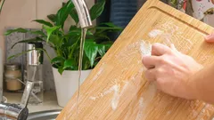 Wie man mit einem einfachen Hausmittel dafür sorgt, dass Keime auf dem Schneidebrett keine Chance haben